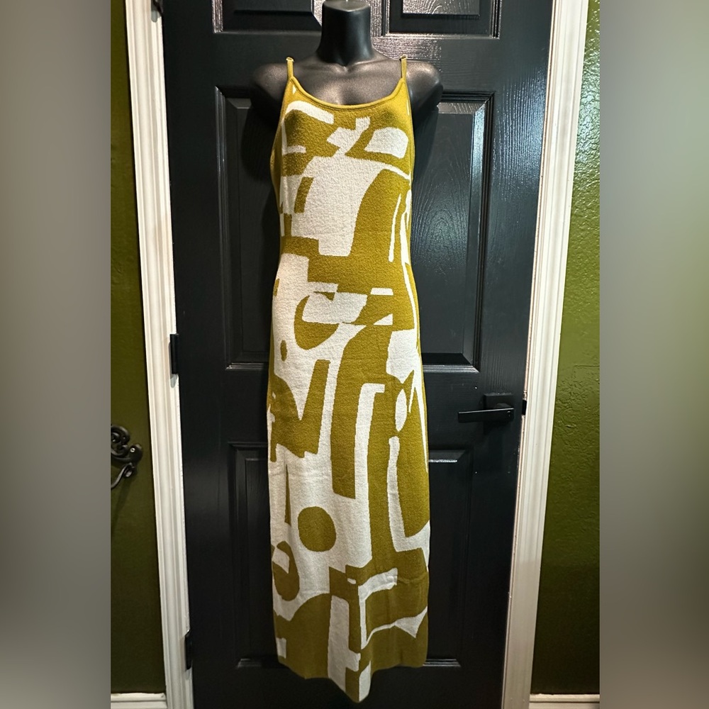 Abstract Patterned Knitted Maxi Bodycon Dress in Olive and White Size: L